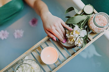 lázně, relaxace, koupelové soli, květiny, uklidňující atmosféra, péče, Elegantní lázně, Konečná relaxace, dřevěný podnos, klidný, krása