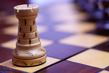 Wit schaken toren, houten toren, schaakbord, gedetailleerde weergave, strategie, vakmanschap, schaakstuk, schaakspel, schaakstrategie, schaken vakmanschap, schaakkunstenaar