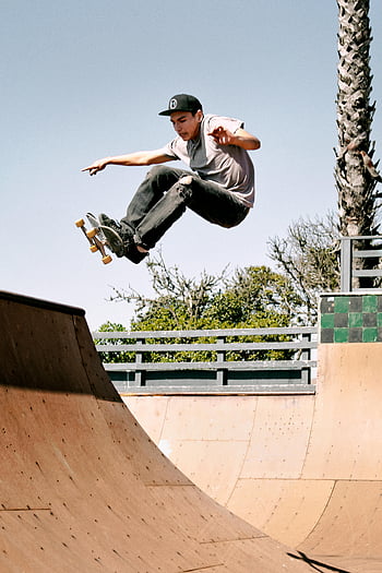 skateboarding, skateboard rampa, vysoce létající trik, Venkovní skate park, Cayucos Kalifornie, Dospívající skateboarder, skatepark, skateboardový trik, Skateboarder v akci, Fotografie skateboardingu, Rampa skateboardingu