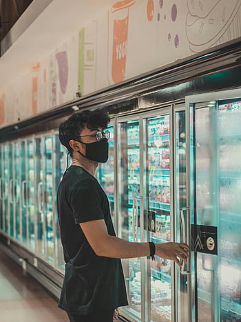 muž v masce, lednice v supermarketu, mrazicí ulička, mladý muž, Nosit masku, výběr položek, obchod s potravinami, zdraví a bezpečnost, Nakupování během pandemie, Nakupování supermarketů