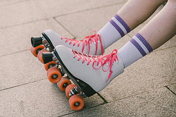patins à roues alignées, fermer, patins à roulettes élégants, Lacets roses, chaussée, roues orange, Chaussettes violettes, de plein air, mode, sport, chaussure