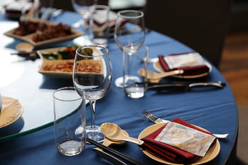 tavolo, impostazione della tabella, posate, bicchieri di vino, cristalleria, banchetto, nozze, festa, celebrazione, evento, tavolo da pranzo
