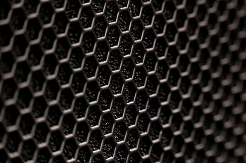 Wabenstruktur, dunkles sechseckiges Metall, strukturierte Oberfläche, Nahaufnahmemuster, Metallwabe, hexagonale Textur, detaillierte Nahaufnahme, dunkles Metall, Sechseckiges Muster, strukturierte Waben, Metalloberfläche