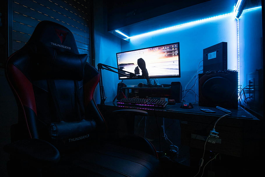アニメデスク、 モニター、 ゲーミングチェア、 LEDライト、 没入型環境、 青色光、 スピーカー、 なめらかなゲーム、 デスクトップコンピューター、 部屋のセットアップ、 サンダーX3