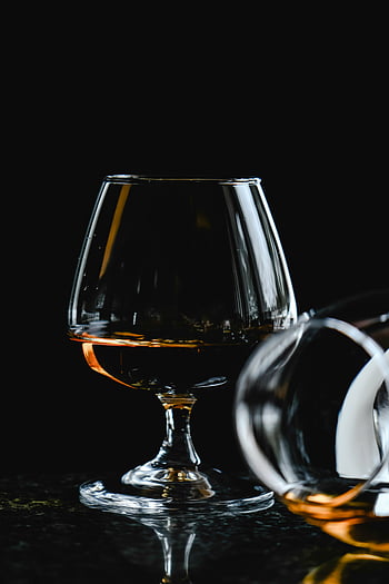 sklenice na víno, hnědá kapalina, tmavé pozadí, whisky, sofistikovaný zátiší, rafinovanost, skleněné zboží, Amber Drink, elegantní nápoj, Tmavé nastavení, rafinovaný nápoj