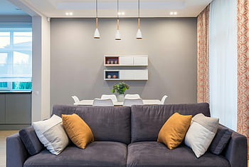 Bekväm soffa, modernt vardagsrum, mysig soffa, elegant inredning, omgivande belysning, lägenhet inredning, moderna möbler, vardagsrum design, heminredning, bekväma sittplatser, mysigt vardagsrum