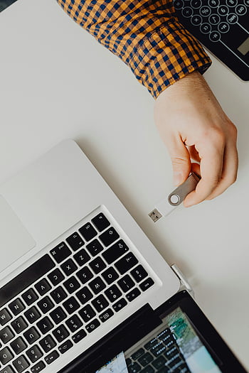 Flash disk, laptop, memasukkan tangan, lihat dari atas, teknologi, transfer data, aksesori komputer, meja kerja, penyimpanan digital, terhubung, pengaturan kantor