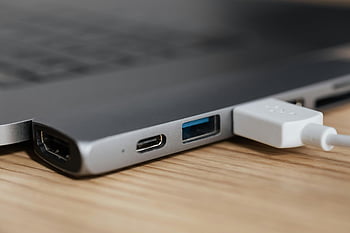 USB -hub, type c, dock adapter, bærbare porte, usb kabel, træ skrivebord, nærbillede, adapter porte, USB-forbindelse, Teknisk tilbehør, Laptop -tilbehør