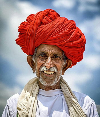 starší muž, zářivě červený turban, indický muž, portrét, rajasthan, tradiční oblečení, Kulturní oděv, usmívající se muž, stárnoucí jednotlivec, Etnická móda, zdobené pokrývky hlavy