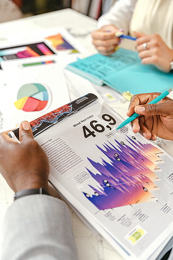 Geschäftstreffen, Datendiagramme, Hände diskutieren, lebendige Diagramme, Papiere, Datenanalyse, Büroeinstellung, Teamzusammenarbeit, Finanzdaten, Präsentationsmaterialien, Professionelle Diskussion