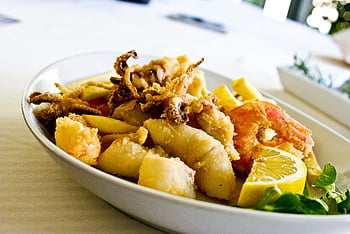 vařené jídlo, miska, talíř mořské plody, smažená kreveta, oliheň, citronová obloha, zelenina, vynikající jídlo, restaurace jídlo, předkrm, Smažené mořské plody