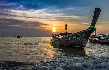hnědá loď, moře, zlatá hodina, západ slunce, thai beach, tradiční rybářské lodě, klidné moře, longtail loď, oceán, Večerní světlo, pobřežní scéna