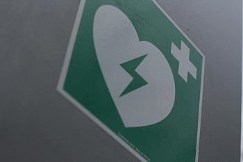 Segno di pronto soccorso, cuore spezzato, simbolo della croce, emergenza medica, consapevolezza, segno verde, segnale di emergenza, segno medico, simbolo del cuore, Croce icona, Consapevolezza di emergenza