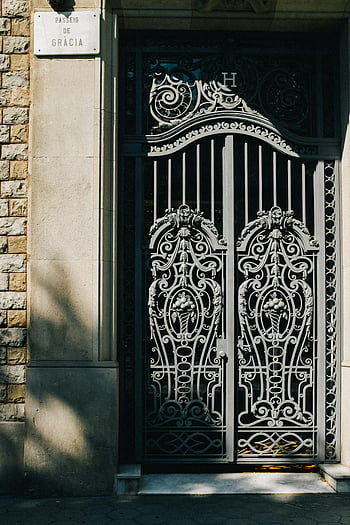 cancello di metallo, muro di mattoni, cancello di ferro ornato, Paseo de Gràcia, Barcellona, Spagna, dettaglio architettonico, cancello decorativo, segnale stradale, architettura urbana, ferro battuto