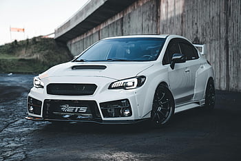 Bílé Subaru WRX STI, sportovní auto, elegantní design, výkon, zaparkované pod mostem, bílý WRX, Subaru Wrx, WRX STI, fotografování automobilů, automobilového průmyslu, sportovní vozidlo