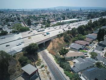 Luftaufnahme, Autobahnbrücke, Wohnvorort, Fernstadtbild, Belebte Autobahn, Luftaufnahmen, städtische Landschaft, Verkehrsfluss, Vorstadthäuser, Stadtblick, Infrastruktur