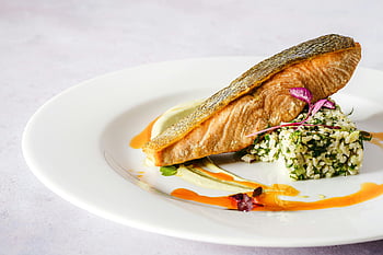 lososový pokrm, keramická deska, quinoa, byliny, živá omáčka, Gurmánský jídlo, Krásně pokovené, losos, quinoa salát, gurmánské jídlo, živá prezentace