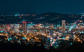 Stadt nachts beleuchtet, Luftaufnahme, Skyline der Stadt, Beleuchtete Nacht, Moderne Wolkenkratzer, städtische Landschaft, Nacht Stadtbild, Lichter der Stadt, Nachtsicht, städtische Beleuchtung, Stadtpanorama