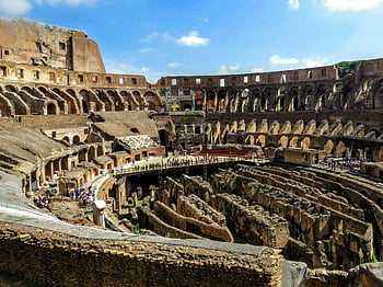 colosseo, Roma, architettura antica, l'iconico Colosseo, vista interna, cielo luminoso, sito storico, rovine romane, anfiteatro, attrazione turistica, Italia