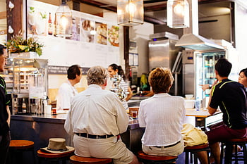 ludzie jadalni, Restauracja wewnętrzna, współczesne otoczenie, towarzyski, jadalnia, wnętrze restauracji, ludzie w środku, nowoczesna restauracja, doświadczenie kulinarne, atmosfera restauracji, posiłki w pomieszczeniach