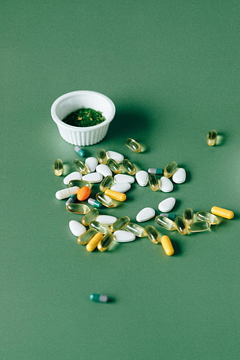 médicaments alternatifs, pose à plat, pilules assorties, remèdes à base de plantes, surface verte, santé naturelle, concepts de santé, suppléments de vitamines, compléments alimentaires, remèdes naturels, produits de santé