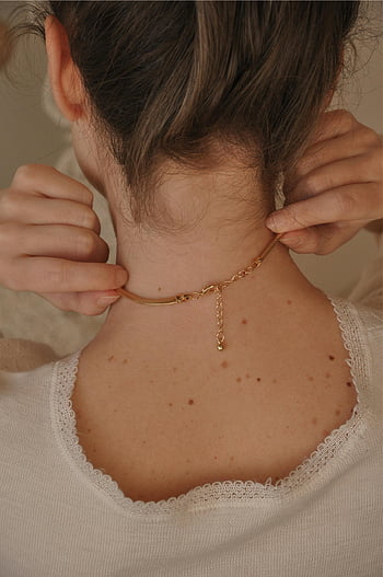 žena, Zlatý náhrdelník, dekorativní náhrdelník, Upevňovací náhrdelník, detail, elegance, styl, Jemný náhrdelník, zlaté šperky, žena nosí náhrdelník, módní doplněk