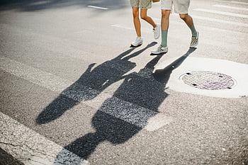 giovane coppia, strada di attraversamento, giorno soleggiato, via della città, ombre, passeggiando, scena urbana, Attraversamento pedonale, fotografia di strada, coppia che cammina