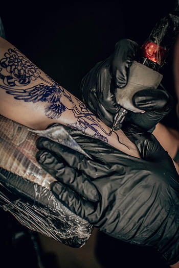 tetování, složité návrhy, tetování paže, detailní záběr, tetovací proces, černé rukavice, tetování stroj, Podrobné tetování, Skin Art, tetovací studio