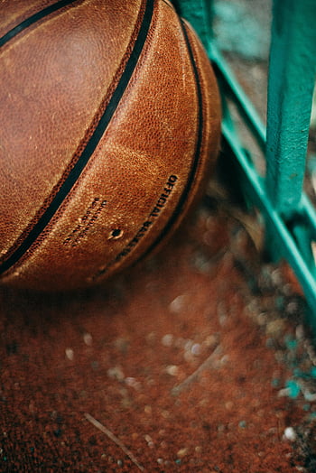 hnědá basketbal, detailní fotografie, Kožený basketbal, živý plot, venkovní hřiště, Podrobný pohled, sportovní vybavení, basketbal textura, venkovní sporty, Basketball detail-up, sportovní míč