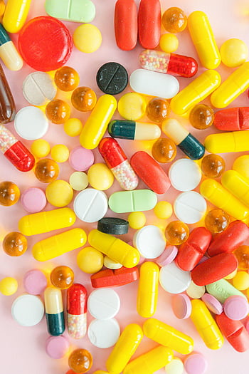 des médicaments, des pilules, comprimés, pilules colorées, surface rose, vue rapprochée, variété de pilules, capsules, médicaments, soins de santé