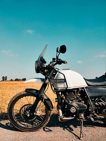 királyi mező, motorbicikli, klasszikus formatervezés, Indiai mező, napos nap, kaland, időtlen tervezés, himalájai királyi terület, szabadtéri jelenet, vintage kerékpár, motorkerékpár