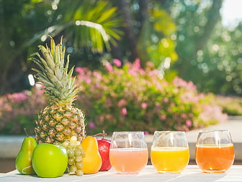 zdravé ovocné šťávy, Barevné ovocné šťávy, čerstvé ovocné šťávy, letní občerstvení, venkovní stůl, ananas, jablka, hrozny, hrušky, pomerančový džus, Růžová šťáva