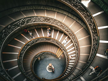 tangga spiral, kota Vatikan, Italia, turis berjalan, tampilan sudut tinggi, desain arsitektur, langkah spiral, pagar berhias, Tangga dalam ruangan, fotografi perjalanan, objek wisata
