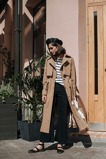 Žena v černých kalhotách, plášť, baret, dívání se dolů, stylová žena, venku, elegance, móda, pouliční styl, městské módy, Příležitostná elegance