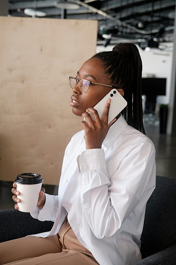 Afro -Amerikan iş kadını, Telefonda Konuşma, kahve tutan, modern ofis, akıllı telefon, profesyonel kadın, iş kıyafeti, ofis ayarı, kahve fincanı, iletişim, gözlük