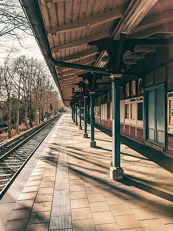 空いている駅のプラットフォーム、 ヴィンテージ鉄道プラットフォーム、 ハンバーグ、 空のトラック、 裸の木、 穏やかなビュー、 鉄道駅、 線路、 プラットフォーム