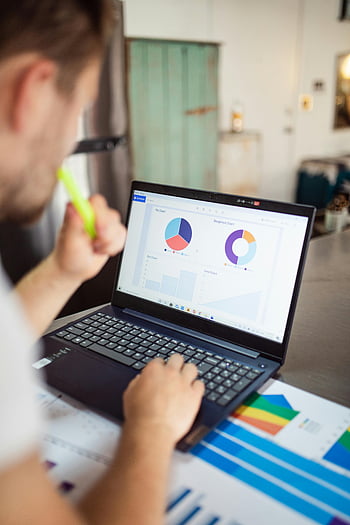 Obchodní analýzy, grafy a grafy, zaměřený dospělý, laptop, analýzy dat, obchodní postřehy, kancelářská práce, Vizualizace dat, Profesionální práce, pracovat na notebooku, obchodní grafy