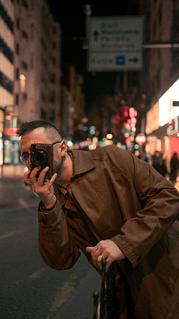 uomo che prende foto, fotografia di strada, paesaggio urbano notturno, Istanbul, macchina fotografica d'epoca, fotografia urbana, luci della città, scena notturna, uomo con la macchina fotografica, scena di strada, fotografia a Istanbul