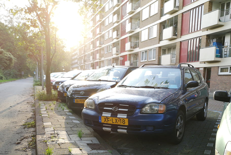 suzuki, Baleno, přestávka, zaparkovaná auta, obytné oblasti, slunečního světla, ulice, poznávací značka, cihlová budova, stromy, chodník