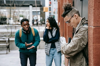 verschiedene Freunde, Mitschüler, Straße, dynamisches Gespräch, Universitätscampus, Studenten, draussen, Interaktion, Gruppendiskussion, Freizeitkleidung, städtischen Umfeld