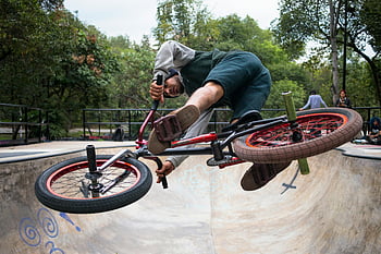 BMX rider, bicycle trick, Ciudad de México, skatepark, impressive stunt, BMX stunt, bike trick, outdoor skatepark, BMX performance, skateboarding, bicycle stunt