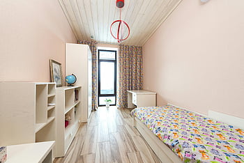 ห้องนอนเด็ก, ห้องที่มีแสงสว่างเพียงพอ, การตกแต่งที่ขี้เล่น, สำเนียงที่มีสีสัน, พื้นไม้, ม่านดอกไม้, เตียงเดี่ยว, ชั้นวางหนังสือ, โลก, แสงธรรมชาติ