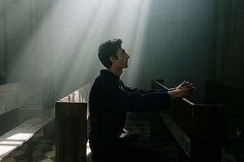 dua eden rahip, kilisenin iç, Güneş ışığı, dramatik ortam, dua eden adam, dini sahne, manevi an, kilise pew, sakin atmosfer, dini figür, Dua Zamanı