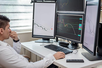 Mann, Computer, Mehrere Anzeigen, Finanzdaten, Geschäftsfachmann, Arbeitsplatz, Analysieren, Computerbildschirme, Handelsdiagramme, Büroeinstellung, Tastatur