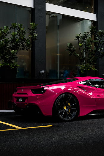 rózsaszín luxusautó, rózsaszín sportautó, karcsú dizájn, városi környezetben, parkolt autó, luxus jármű, rózsaszín Ferrari, elegáns autó, utcai parkoló, modern autó, high-end autó
