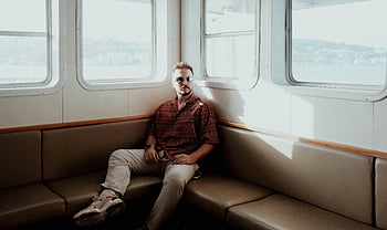 Istanbul, Istinye, módní muž, sluneční brýle, trajekt, odpolední slunce, Trajekt do Istanbulu, Muž ve slunečních brýlích, jízda trajektem, Stylový muž, pohled na nábřeží