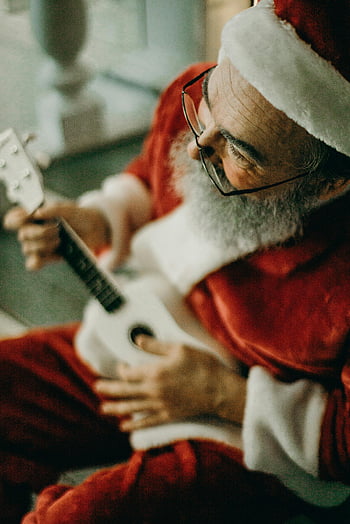Święty Mikołaj, ukulele, Świąteczne Boże Narodzenie, starszy mężczyzna, Święty Mikołaj grający na gitarze, obchodzenie Bożego Narodzenia, kostium santa, Muzyczny Święty Mikołaj, Muzyka wakacyjna, świąteczna muzyka, Wykonawca Santa