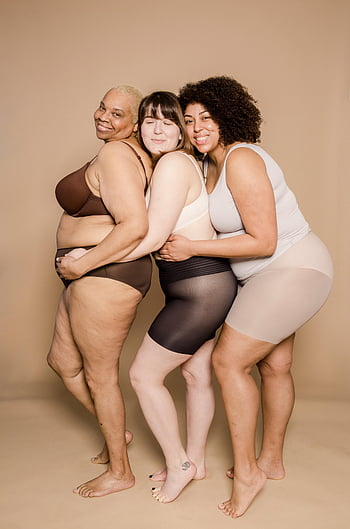 Positif Tubuh, perempuan yang beragam, wanita ukuran besar, pakaian dalam, merangkul, studio, tersenyum, wanita kelebihan berat badan, kepercayaan diri tubuh, berbagai tipe tubuh, merayakan tubuh