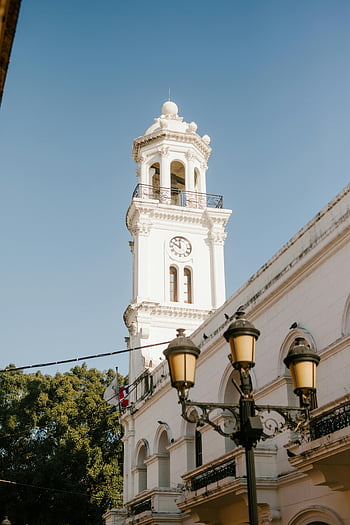 πέτρινη εκκλησία, παλιό καμπαναριό, Δομινικανή πόλη, κλασική αρχιτεκτονική, γαλάζιος ουρανός, πύργος της εκκλησίας, Εκπληκτική εκκλησία, λευκό κτίριο, ιστορική αρχιτεκτονική, αστικό τοπίο