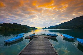 matahari terbenam, danau yang tenang, kapal biru, dermaga laut, Pegunungan yang tenang, adegan idilis, perahu ditambatkan, dok kayu, lanskap yang tenang, langit malam, fotografi alam